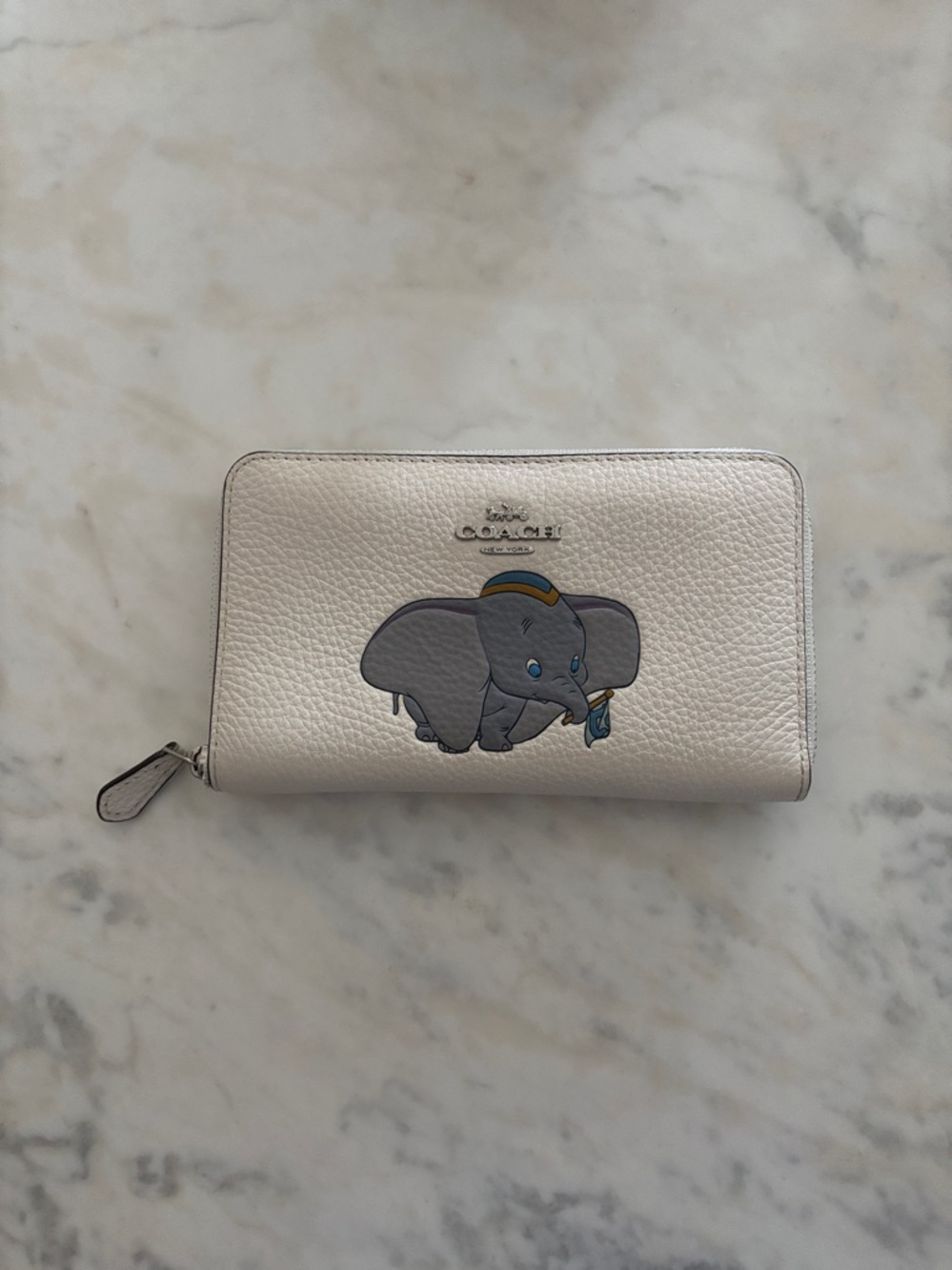 DISNEY X COACH MEDIUM ZIP AROUND WALLET WITH DUMBO 
SV/CHALK